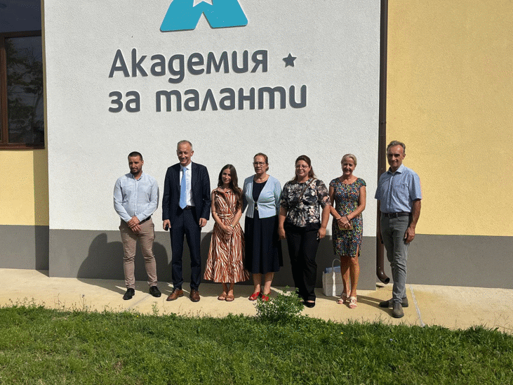 Министър Вълчев Посети Академията За Таланти В Казанлъшкото Село Розово