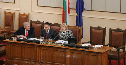 Ако официалните празници са в събота и/или неделя, първият или първите два работни дни след тях ще са неприсъствени