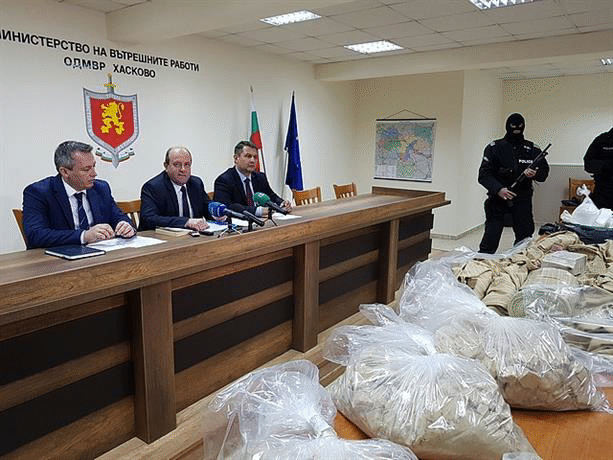 При спецакция на криминалисти на ОДМВР-Хасково и Благоевград е задържано голямо количество хероин и амфетамини