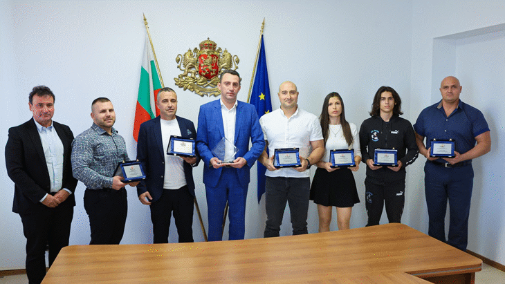 Министър Иван Пешев награди световните шампиони по канадска борба Министър Иван Пешев награди световните шампиони по канадска борба