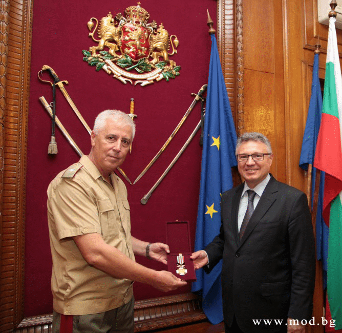 Министърът на отбраната Велизар Шаламанов награди началника на Военномедицинска академия бригаден генерал Николай Петров