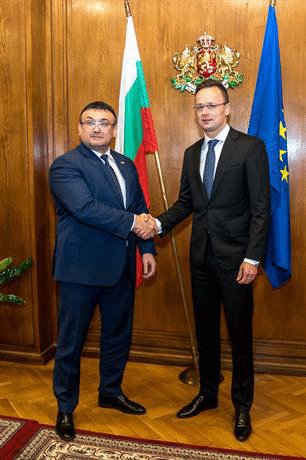 Работна среща на министър Маринов с министъра на външните работи и търговията на Унгария