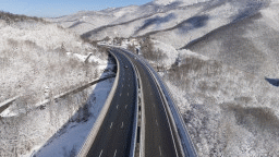 Шофьорите да тръгват с автомобили, готови за зимни условия. Утре прогнозите са за валежи от дъжд и сняг, възможни са поледици