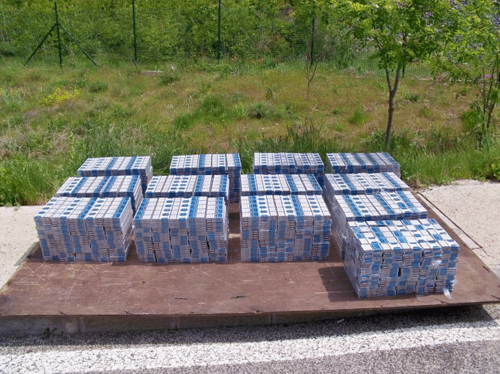 Районна прокуратура-Момчилград привлече като обвиняем по незабавно производство и задържа гръцки гражданин за държане на 6 500 кутии цигари без бандерол, иззети от служители на Граничен полицейски участък –Момчилград на ГКПП-Маказа