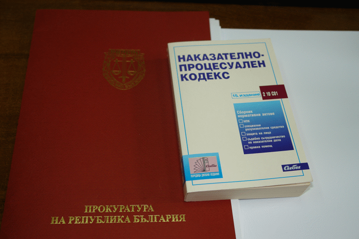Районна прокуратура - Варна задържа за срок до 72 часа 40-годишен мъж от Белослав, обвинен за грабеж на сума пари