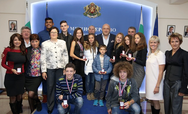 Министър Кралев награди медалистите от Европейските детски атлетически игри