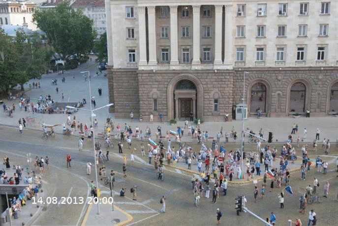Протестът в София започна без инциденти