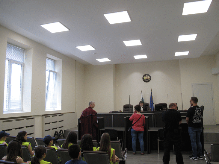 Прокурор от Районна прокуратура – Стара Загора участва в симулативен съдебен процес, проведен пред четвъртокласници от начално училище в града