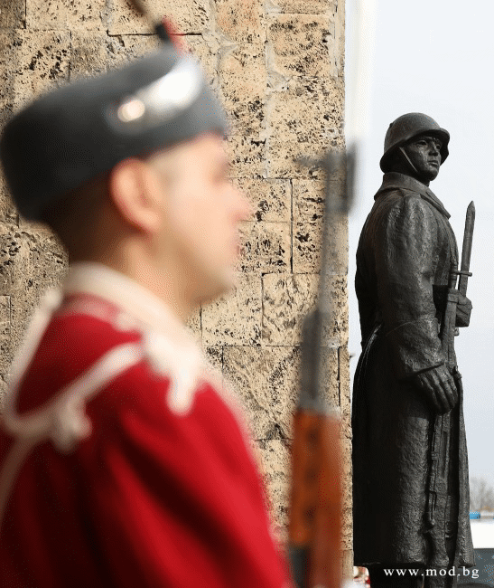 Със заупокойни панихиди и военни почести на Архангелова задушница отдадохме признателност на българските воини, загинали за Родината