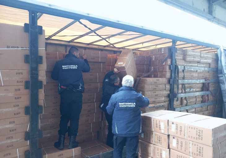 Митническите служители спряха превоз на близо 3000 чифта „маркови“ маратонки