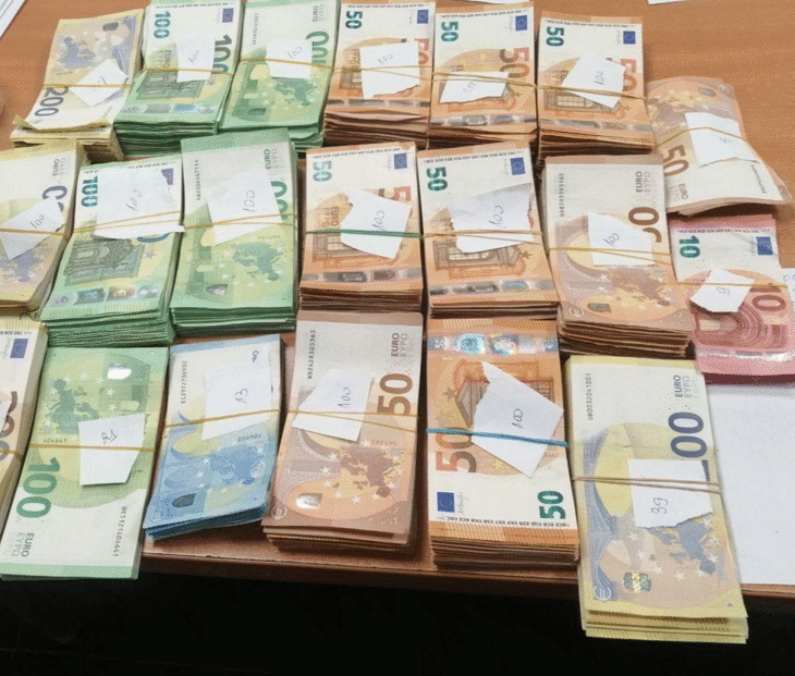 Митнически служители на МП Лесово откриха валута за близо 100 000 лева в автомобилна аптечка