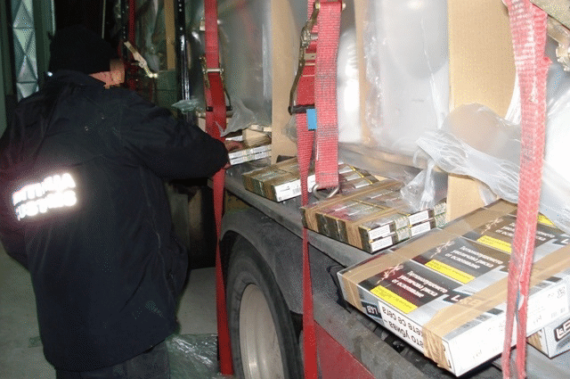 12 630 кутии с цигари в камион с тоалетни чинии откри кучето Джейк от Митница Лом