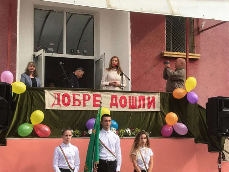 Министър Ангелкова участва в тържественото откриване на учебната година в Софийската професионална гимназия по туризъм