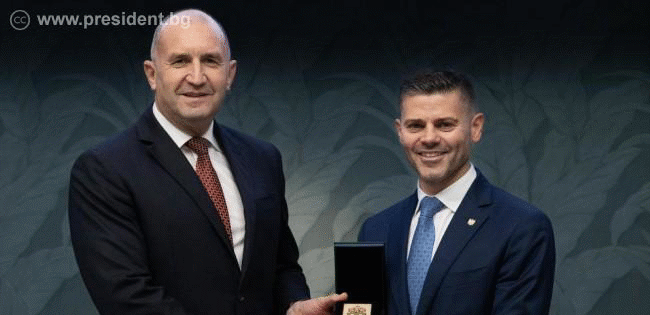 Държавният глава Румен Радев удостои с Почетния знак на президента председателя на Конфиндустрия България Роберто Санторели за приноса му в развитието на българо-италианските икономически отношения