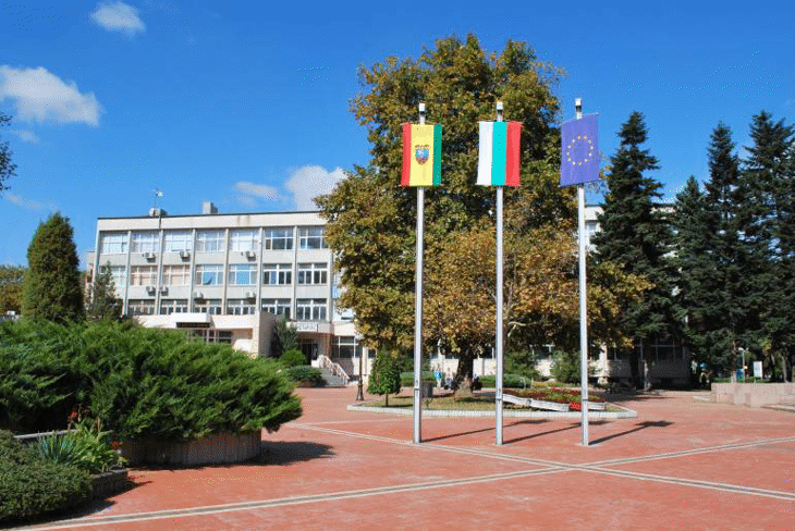 Районната прокуратура в Генерал Тошево задържа за срок до 72 часа опасен рецидивист, извършил две измами, като се представял за служител на МВР