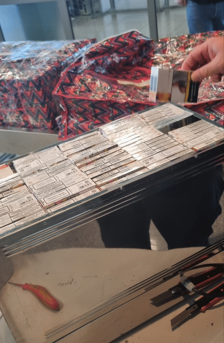Близо 50 000 къса цигари, укрити в машини за чай, откриха митническите служители на МП Летище Пловдив