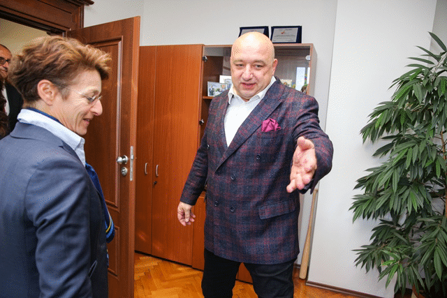 Министър Кралев се срещна с генералния секретар на Международната федерация по ски Сара Люис
