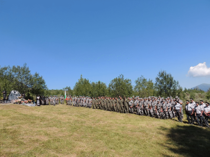 С военни почести военнослужещи от Българската армия почетоха паметта на колегите си, загинали преди десет години при гасене на горски пожар в местността "Бетоловото" край град Разлог