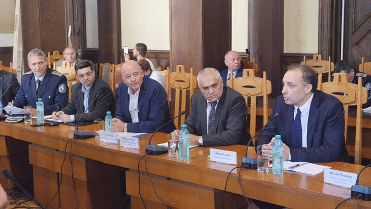 Министър Валентин Радев участва в обществено обсъждане на нов Закон за движение по пътищата