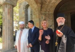 500 пакета с храна от кампанията „Великден за всеки“ раздаде омбудсманът Мая Манолова в църква и джамия в гр. Кърджали