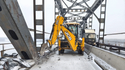 Премахнати са бордюри и стоманени плочи при основния ремонт на Дунав мост при Русе