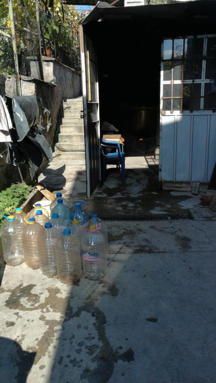 1723 л ракия и 18 323 л вино без документи задържаха митнически служители при две проверки