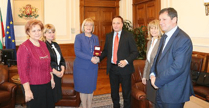 Сметната палата награди председателя на Народното събрание Цецка Цачева и председателите на бюджетната комисия и на подкомисията по отчетност на публичния сектор Менда Стоянова и Диана Йорданова