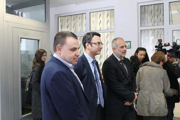 Министрите Мирослав Найденов, Трайчо Трайков и Тотю Младенов дариха кашкавал и сирене на дом за стари хора