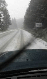 Шофьорите да се движат с повишено внимание, през прохода Петрохан. Вали сняг