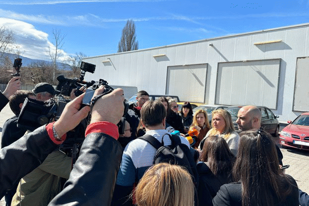 При проверка на контролните органи в хипермаркет в София се установиха 23 опаковки с кренвирши и още толкова кисели млека с изтекъл срок на годност и подвеждащи потребителите практики