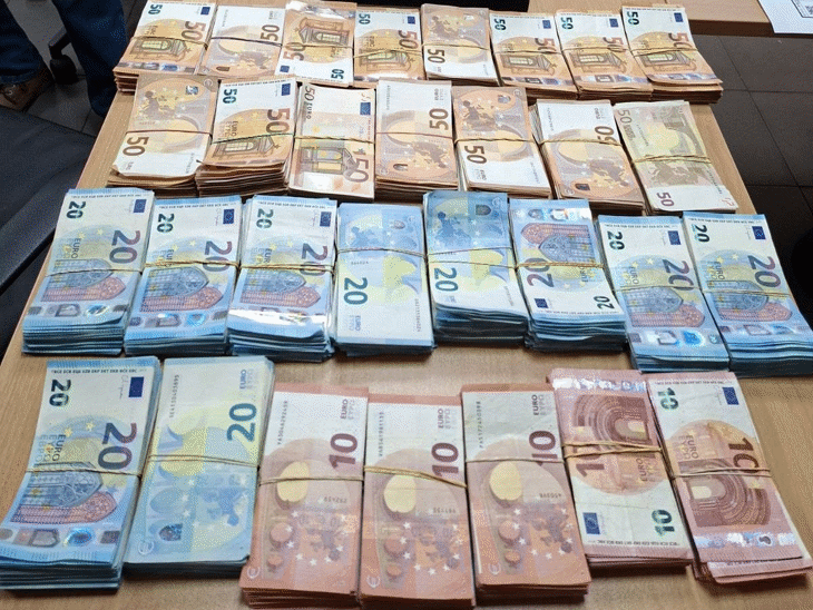 Митнически служители откриха недекларирани близо 100 000 евро в шофьорската кабина на товарен автомобил