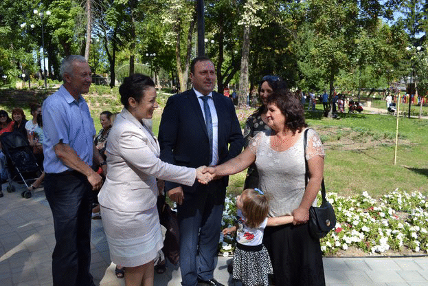 Снимки на министъра на земеделието и храните Десислава Танева от официалното откриване на реновиран парк в град Добринище, Община Банско