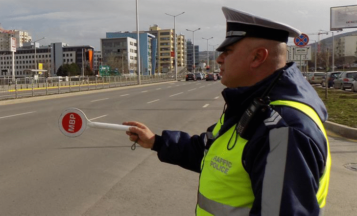 Пътни полицаи изясняват причините за възникнал инцидент в централната част на столицата