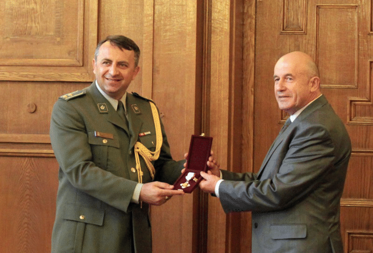 Заместник-министърът на отбраната Иван Иванов награди подполковник Горан Милошевич, аташе по отбраната на Република Сърбия у нас