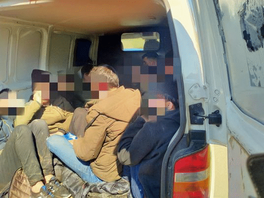 Районна прокуратура – Бургас задържа за срок до 72 часа М.И., обвинен за противозаконно подпомагане на 13 чужди граждани да пребивават и преминават през територията на страната в нарушение на закона