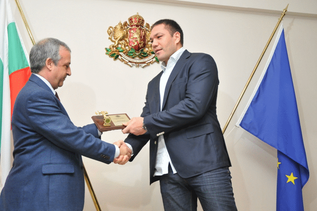 МФВС с морална награда за Кубрат Пулев, 
в края на годината ще има и материална