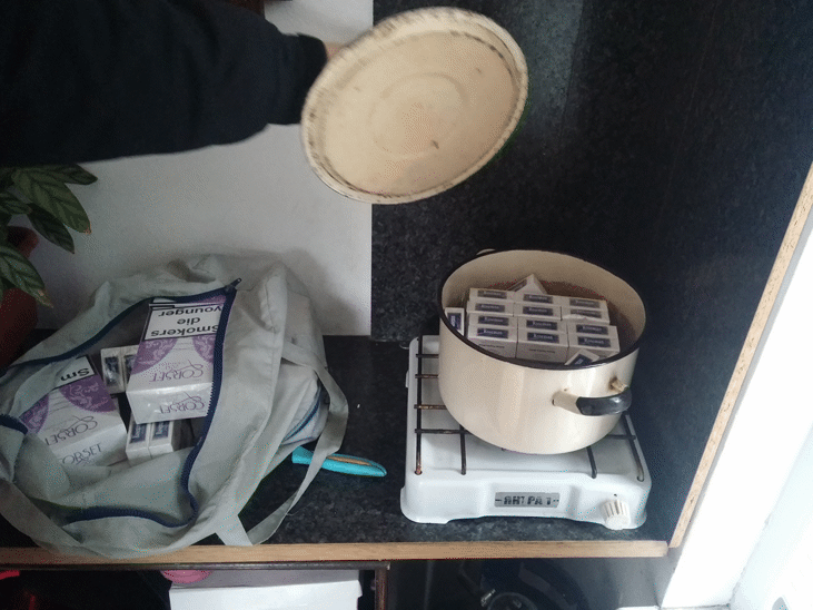 Служители на Митница Лом иззеха 11 580 къса нелегални цигари от частен дом