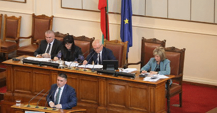 На всеки три месеца Комисията по правни въпроси ще отправя покана до главния прокурор за провеждане на обсъждане, свързано с прилагането на закона и дейността на прокуратурата и разследващите органи