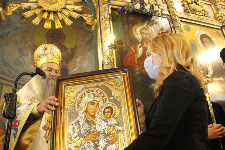 Вицепремиерът Марияна Николова присъства на светата литургия в църквата "Успение Богородично" в Пловдив