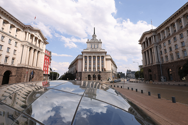 Народното събрание прие промени в Кодекса на труда, регламентиращи правото на бащите да ползват отпуск за отглеждане на дете до 2-годишна възраст, когато майката е лишена от родителски права