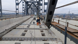 Демонтирани са стоманени плочи от тротоарните зони при основния ремонт на Дунав мост при Русе