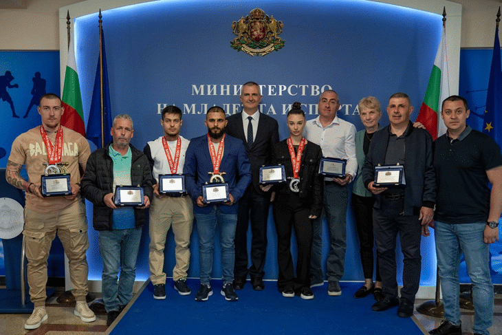 Министър Илиев награди медалистите от Европейското първенство по вдигане на тежести