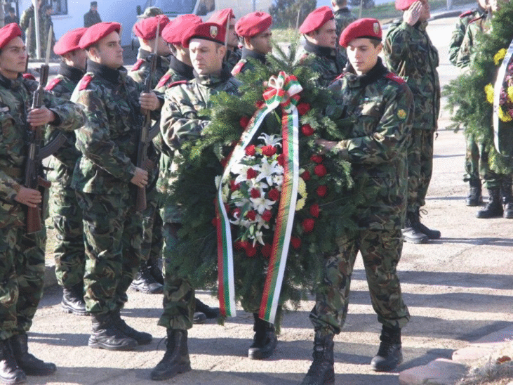 Българската армия днес отдава почит на военнослужещите, загинали при терористичната атака на военна база „Индия” в Кербала, Ирак