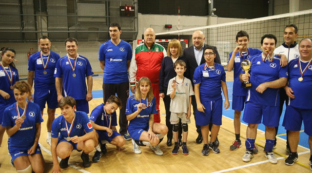 Министър Кралев връчи купата на победителите от семейния благотворителен турнир по волейбол „Предизвикай вашите”
