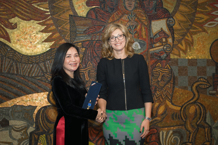 Екатерина Захариева връчи Златна лаврова клонка на посланика на Виетнам у нас Нгуен Тхи Хонг Оан