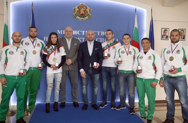 Министър Кралев награди с почетни медали на ММС  европейските шампиони по ММА