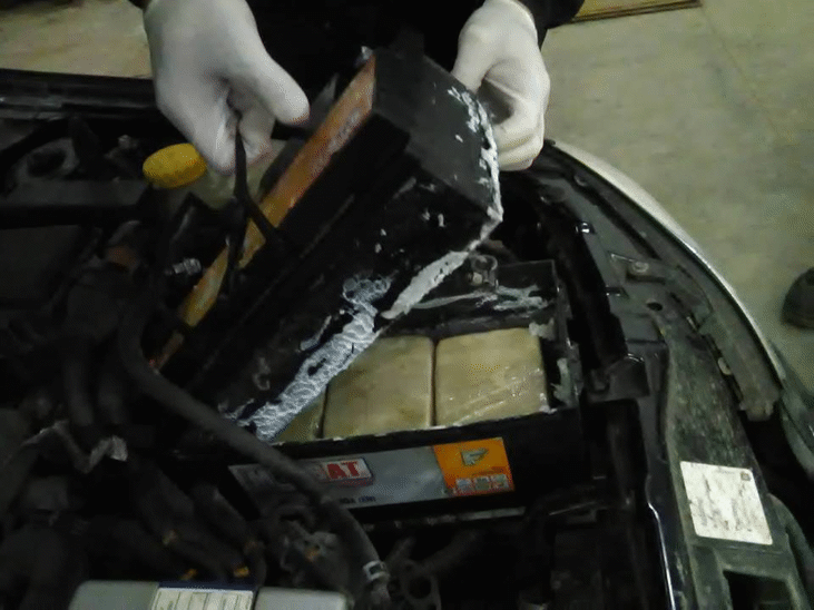 Близо 3 килограма хероин в акумулатора на лек автомобил откриха митническите служители на МП Малко Търново
