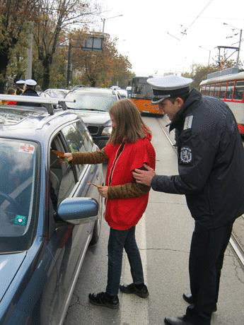 Деца писаха послания към водачи