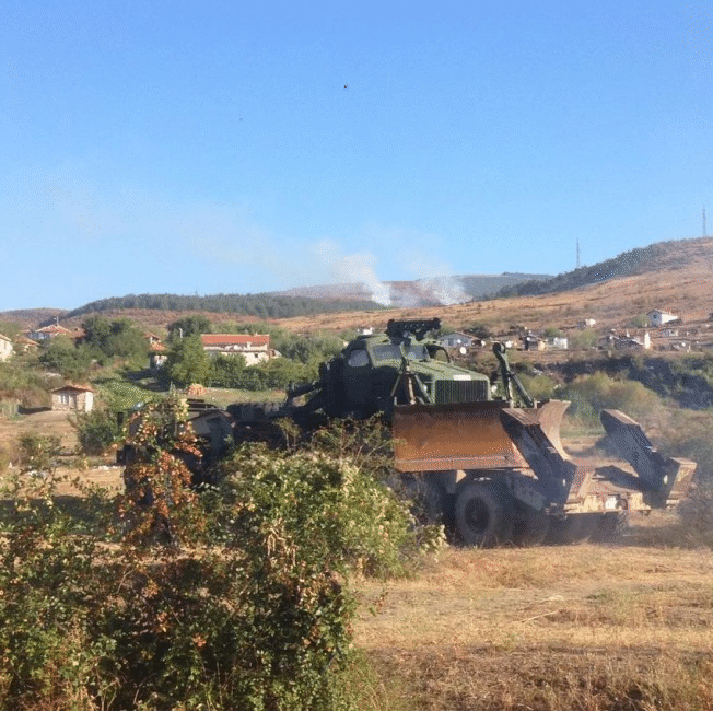 Военнослужещи от Сухопътните войски помагат в гасенето на голям горски пожар в Сливенско