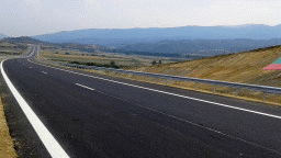 Ограничено е движението в платното за София в участък от АМ „Струма“ в област Благоевград. Трафикът е пренасочен по път I-1